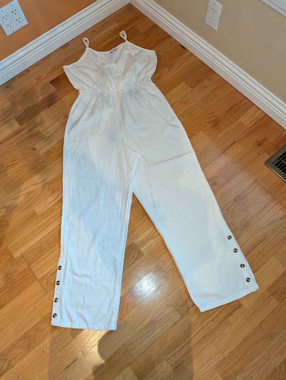 M P H Collection Women’s White Sleeveless Button-Hem Jumpsuit Size M